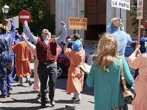 un exilio rural un exorcismo químico y la revolución de los payasos justicieros|Un exilio rural, un exorcismo químico y la revolución de los。